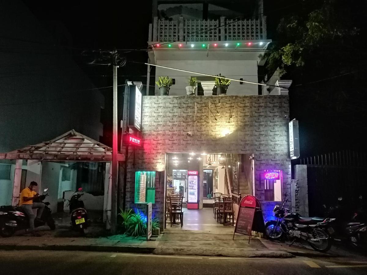 Le Petit Hotel & Restaurant Negombo Ngoại thất bức ảnh